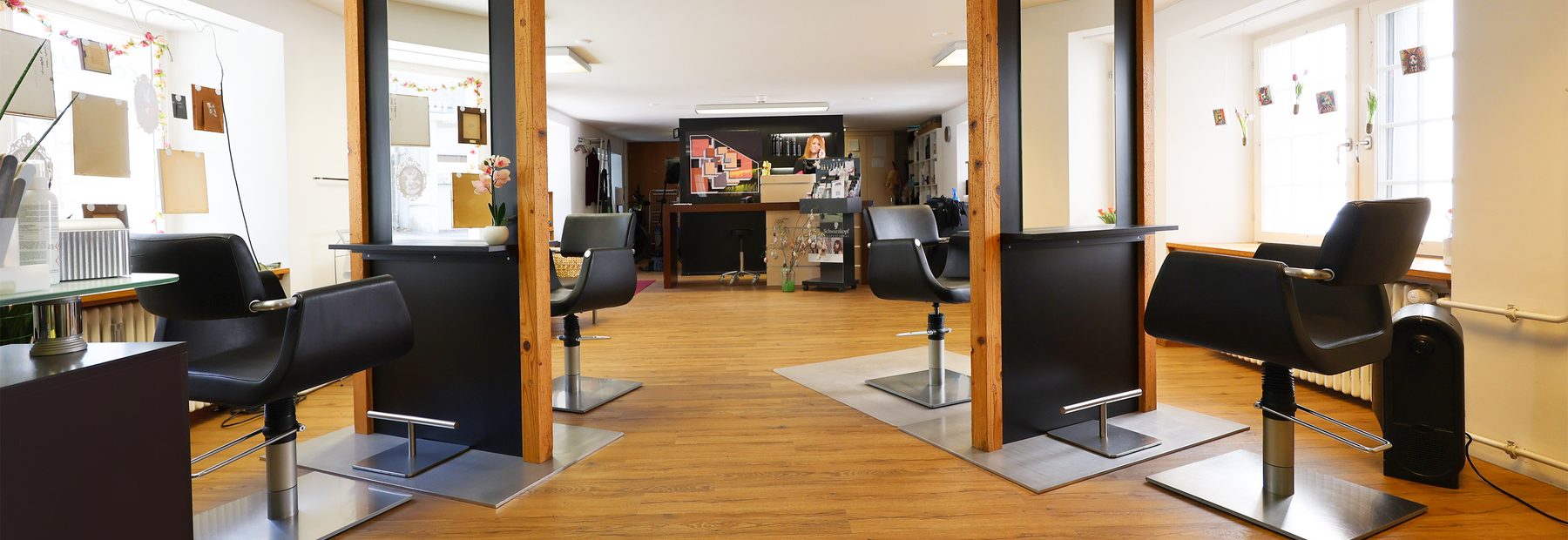 Blick durch den Salon von Coiffure Monja in Trogen